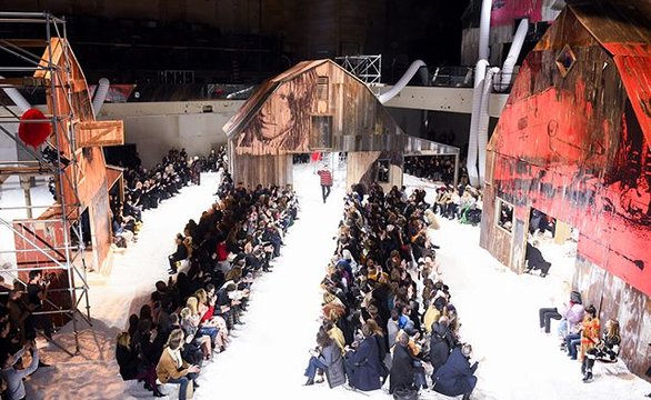 Бренд Calvin Klein представил показ одновременно двух осенне - зимних коллекций 
