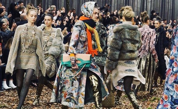 Золотая пора: новый показ модного дома Chanel прошел в осеннем лесу